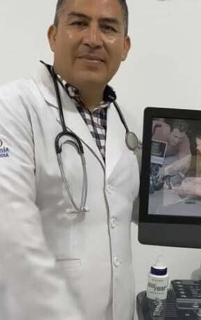 Dr. Raymundo Sánchez en su consultorio